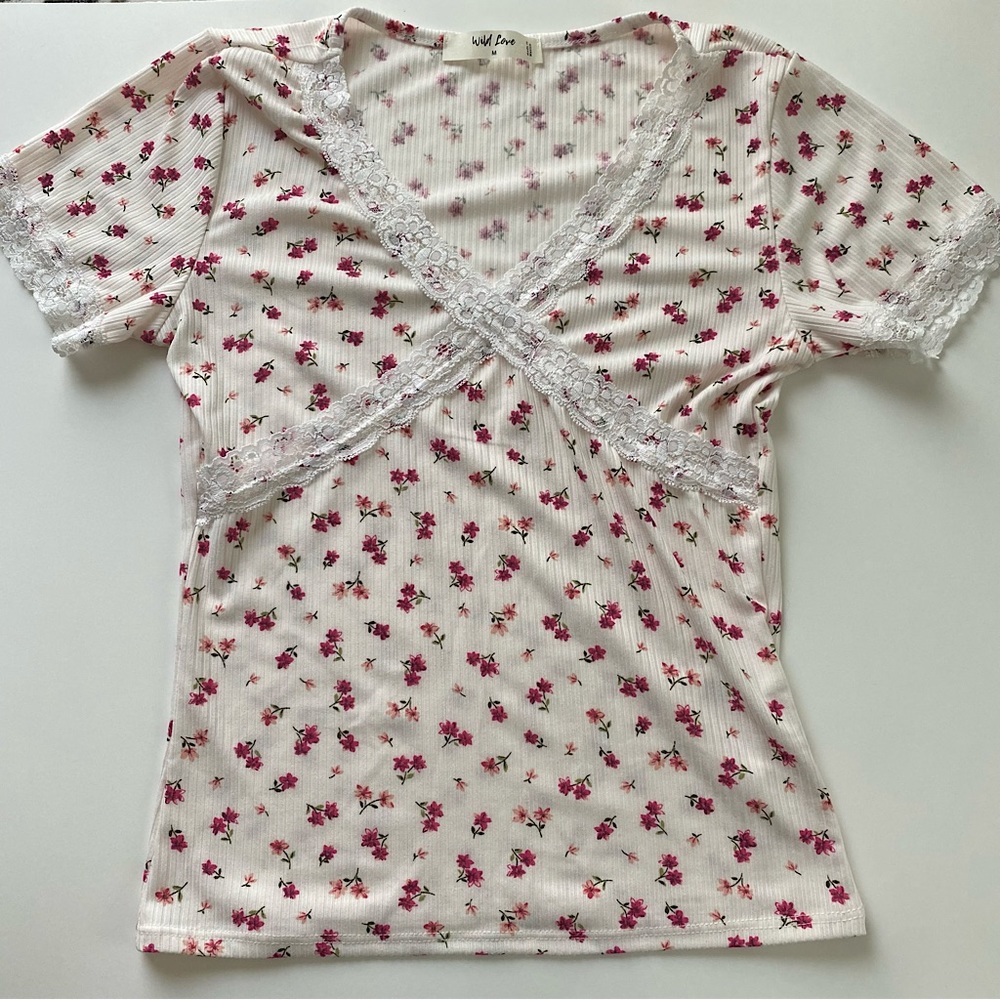 WILD LOVE, WHITE AND PINK FLORALS, MEDIUM TOP